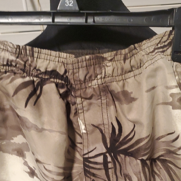 Men's Floral Patterned Swim Trunks - Picture 3 of 9